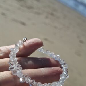 Bransoletka herkimer – na palcach na plaży